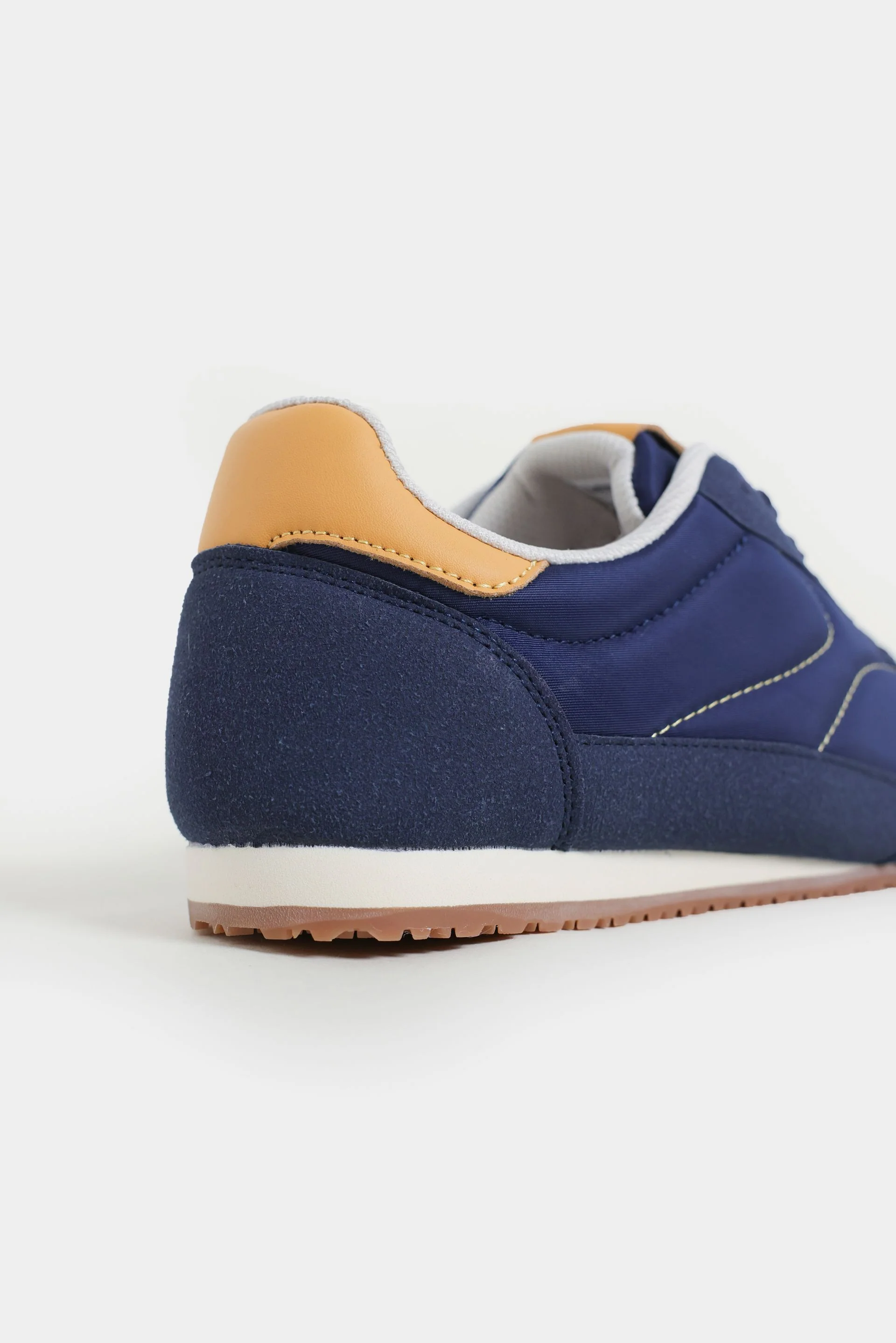 Contrast Trainers